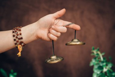 Tibet bells ses terapisi tutan kadın el