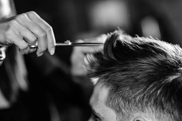 Hombre Peinado Peluquería Por Peluquero Femenino — Foto de Stock
