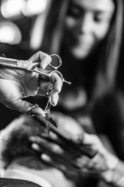 Kvinnlig Frisör Styling Manliga Skägg Barbershop — Stockfoto