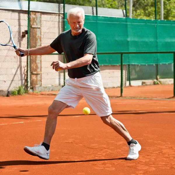 Aktiv Senior Man Spelar Tennis — Stockfoto