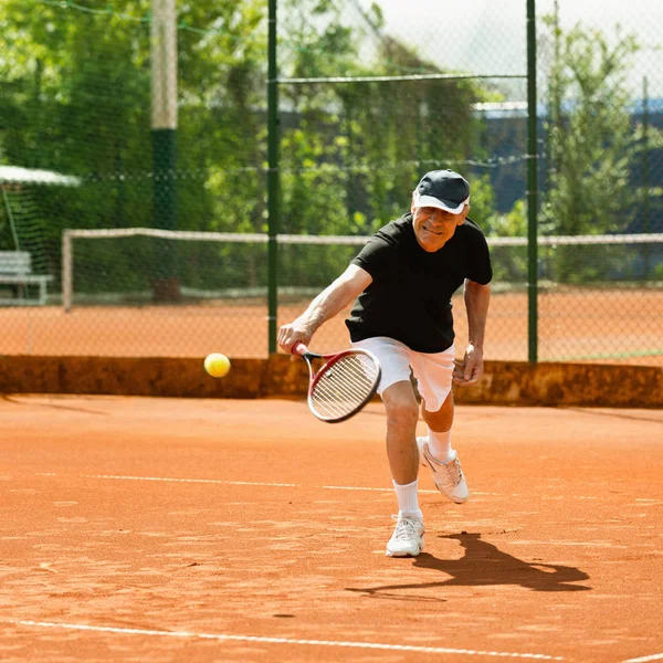 Kıdemli Erkek Tenis Kortunda — Stok fotoğraf