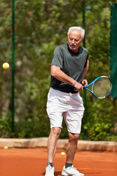 Senior Spielt Auf Tennisplatz — Stockfoto