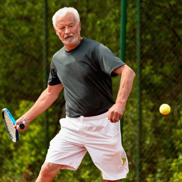 Senior Tennisspelare Spela Tennis — Stockfoto