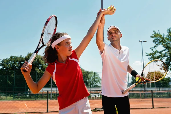 Kvinnlig Servering Tennisboll Tennis Klass — Stockfoto