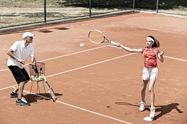在户外网球课上的青少年女选手 — 图库照片
