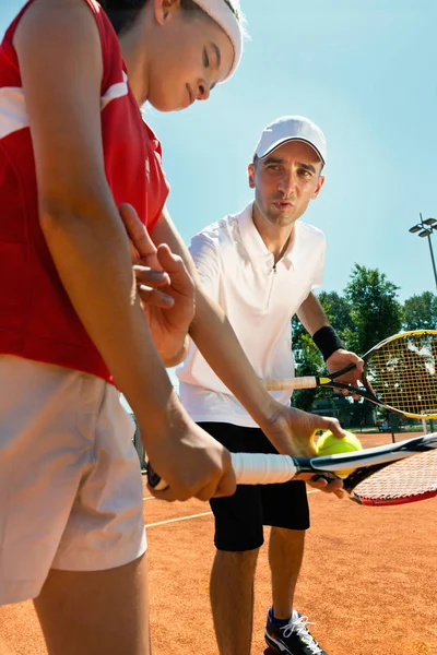 Dívka Hraje Tenis Trenérem — Stock fotografie