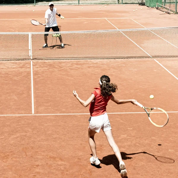 Koç Tenis Oynarken Kız — Stok fotoğraf