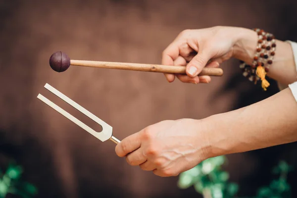 Frauenhände Halten Stimmgabel Der Klangtherapie — Stockfoto