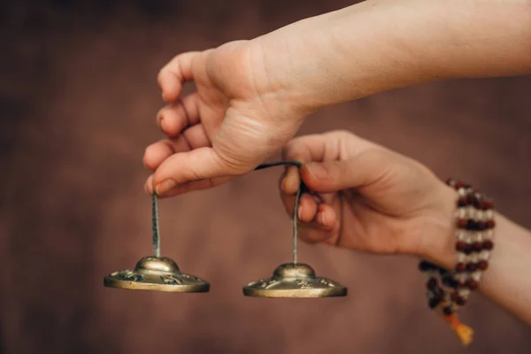 Donna Mani Che Tengono Campane Tibetane Terapia Del Suono — Foto Stock