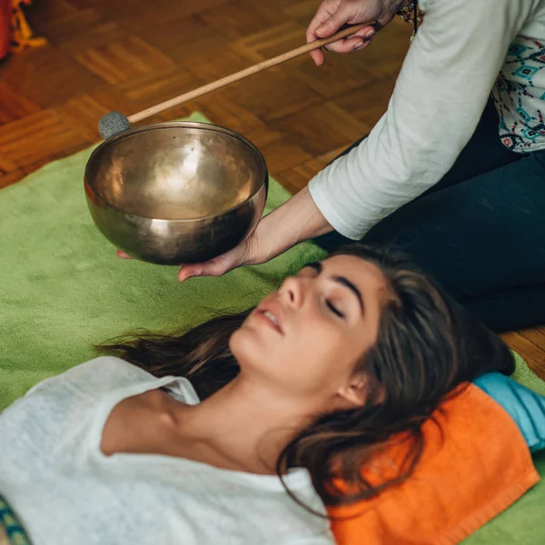 Mujer Usando Cuenco Tibetano Terapia Sonido —  Fotos de Stock