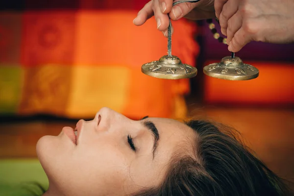 Mulher Usando Sinos Tibetanos Terapia Som — Fotografia de Stock