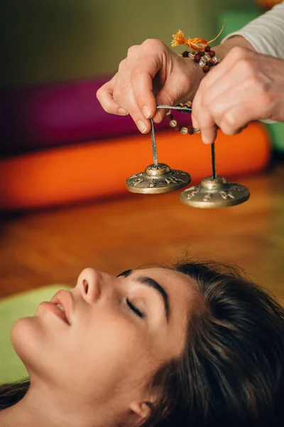 Mujer Usando Campanas Tibetanas Terapia Sonido —  Fotos de Stock