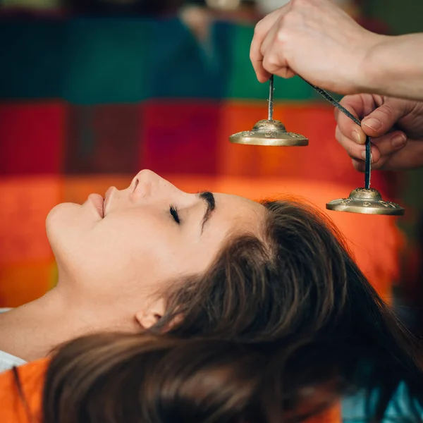 Mulher Usando Sinos Tibetanos Terapia Som — Fotografia de Stock