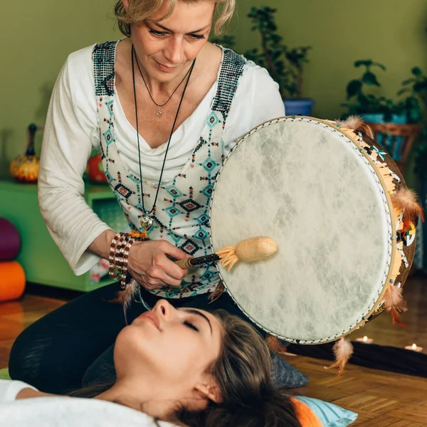 Donna Che Utilizza Tamburo Indiano Terapia Del Suono — Foto Stock