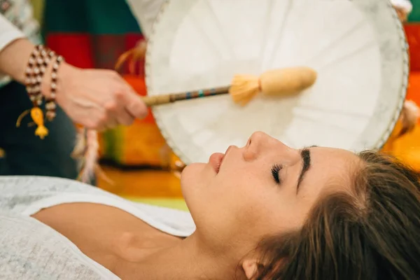 Mujer Usando Tambor Indio Terapia Sonido —  Fotos de Stock