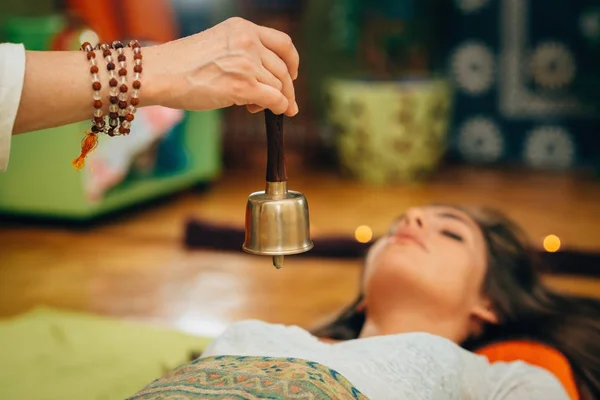 Mujer Usando Bali Bell Terapia Sonido —  Fotos de Stock