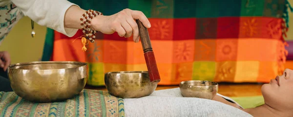 Женщина Использующая Тибетские Чаши Пения Звуковой Терапии — стоковое фото