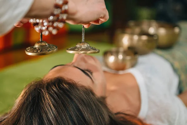 Mujer Usando Campanas Tibetanas Terapia Sonido — Foto de Stock