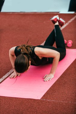 Genç kadının gönderme yapması rekabet açık havada ups