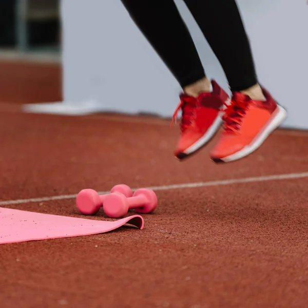 Menutup Perempuan Dalam Sepatu Merah Pada Kompetisi Luar Ruangan — Stok Foto