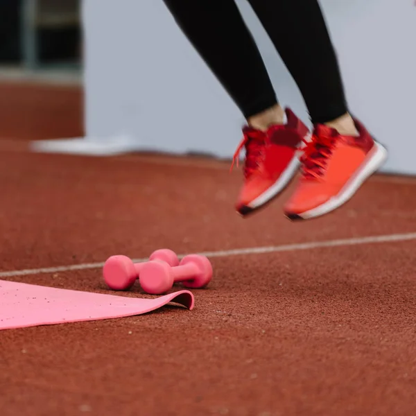 Close Van Vrouw Rode Schoenen Competitie Buiten — Stockfoto