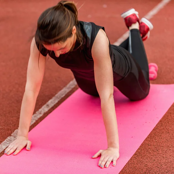 Νεαρή Γυναίκα Κάνει Push Ups Στον Ανταγωνισμό Εξωτερικούς Χώρους — Φωτογραφία Αρχείου