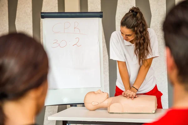 Cpr Osztály Oktató Beszél Bizonyítja Elsősegélynyújtás Tömörítés Reanimation Ről Származónak — Stock Fotó