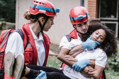 Kurtarma ekibi kadın kurban afet bölgesi tahliye
