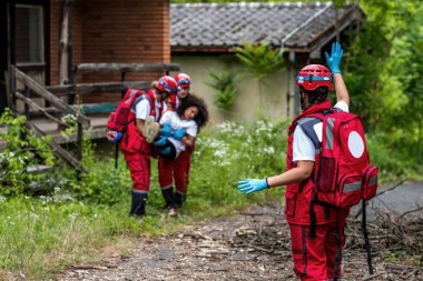 Kurtarma ekibi evinden kadın kurban tahliye