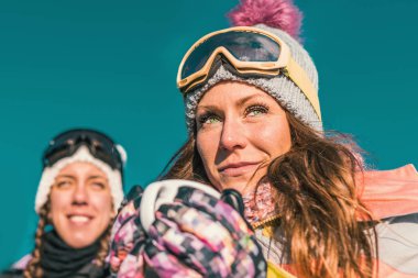 Kış günü dağda zevk arkadaş. Açık havada kahve veya çay içme