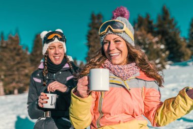 Kış günü dağda zevk arkadaş. Açık havada kahve veya çay içme