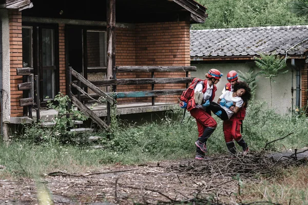 Ομάδα Διάσωσης Εξοικονόμηση Θύμα Μιας Φυσικής Καταστροφής — Φωτογραφία Αρχείου