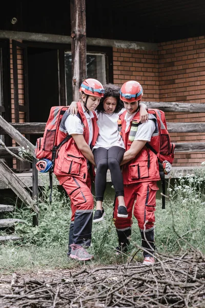 Equipo Rescate Evacuando Víctima Femenina Casa —  Fotos de Stock