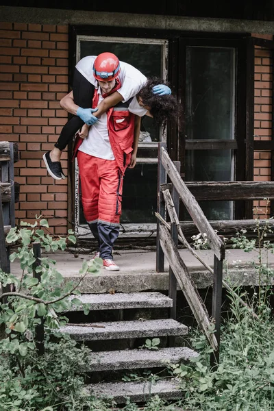 Trabalhadora Resgate Evacuando Vítima Feminina Casa — Fotografia de Stock