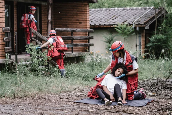 Kurtarma Ekibi Yardımcı Kadın Kurban Yaralı — Stok fotoğraf