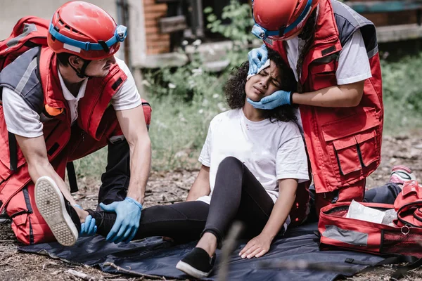 Bantuan Bencana Tim Penyelamat Membantu Korban Yang Terluka — Stok Foto