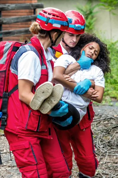 Rescue Team Evacuate Female Victim House — Stock Photo, Image