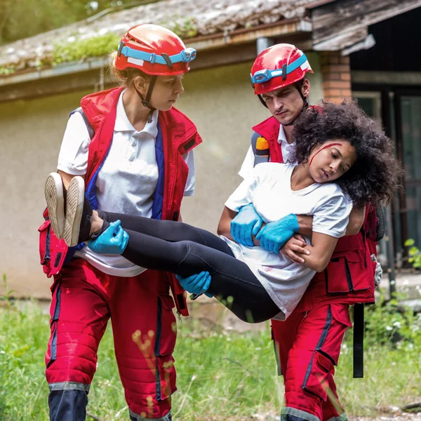 Kurtarma Ekibi Evinden Kadın Kurban Tahliye — Stok fotoğraf