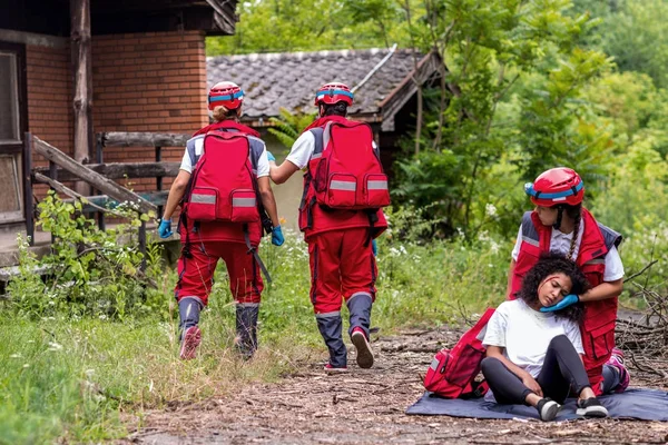 Equipo Rescate Ayudando Víctima Femenina Lesionada —  Fotos de Stock