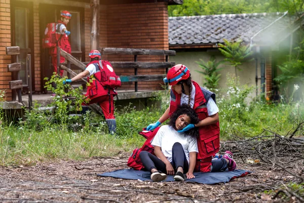 Equipe Resgate Ajudando Vítima Feminina Ferida — Fotografia de Stock