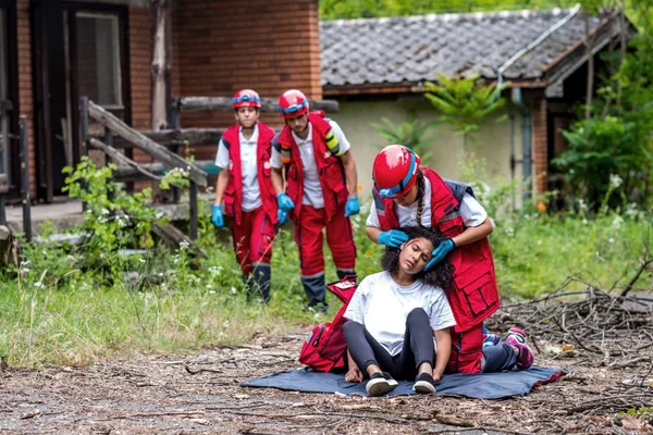 Equipe Resgate Ajudando Vítima Feminina Ferida — Fotografia de Stock