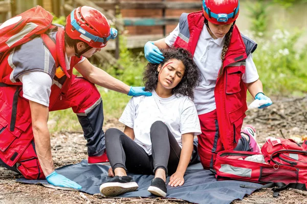 Squadra Soccorso Che Aiuta Vittime Ferite — Foto Stock