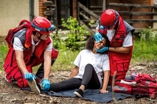 Equipe Resgate Ajudando Vítima Ferida — Fotografia de Stock