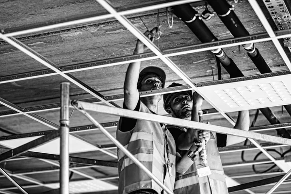 Trabalhadores Instalação Que Trabalham Estaleiro — Fotografia de Stock