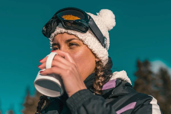 コーヒーや紅茶の山に冬の日を楽しむ女性 — ストック写真