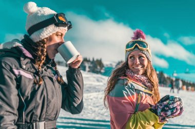Kış günü dağda zevk arkadaş. Açık havada kahve veya çay içme
