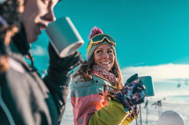 Kış günü dağda zevk arkadaş. Açık havada kahve veya çay içme