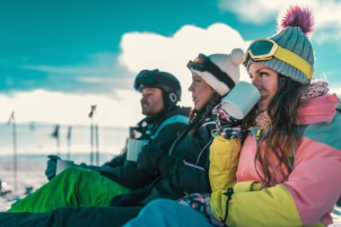 Kış günü dağda zevk arkadaş. Açık havada kahve veya çay içme