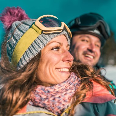 Kış günü dağda zevk çift. 