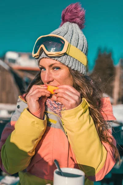 山で冬の日を楽しむお茶にレモンを食べる女 — ストック写真